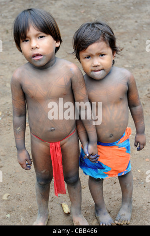 Frères Indiens Embera rouge jupe en pagne et la main dans la main à la communauté indigène Embera Puru, Panama Banque D'Images