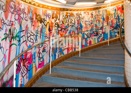 Escalier de métro graffiti Banque D'Images