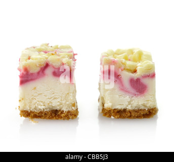 Tranches de gâteau framboise sur fond blanc, Close Up Banque D'Images