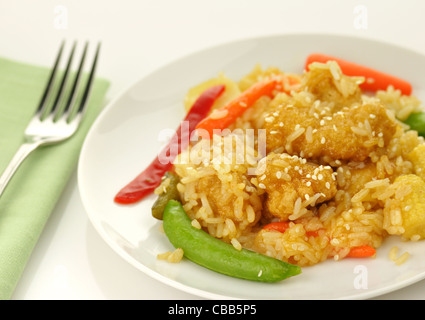 Viande blanche de poulet avec du riz, de légumes et de graines de sésame dans une sauce mandarine Banque D'Images