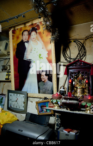 Intérieur d'une boutique du photographe avec un portrait du photographe et sa femme et un portrait de Mao Zedong Banque D'Images