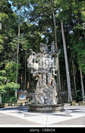 Une statue de Patung Kumbhakarna à l'entrée de Bukit Sari Temple dans la forêt des singes de Sangeh. près de Ubud, Bali, Indonésie Banque D'Images