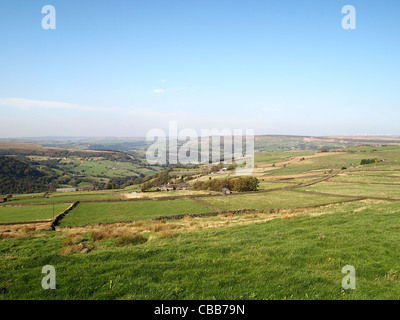 Vue vers le nord-ouest sur Cragg Vale valley et les maures, au-delà de Calderdale, West Yorkshire Banque D'Images