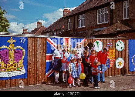 Groupe d'enfants à Jubilé d'argent de la street party, 7 juin 1977, Seaham, County Durham, Angleterre Banque D'Images