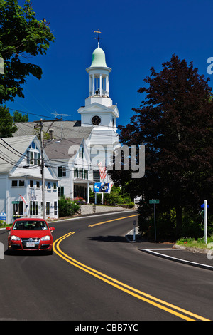 Voiture rouge conduisant par Wellfleet Village Cape Cod Massachusetts USA Banque D'Images