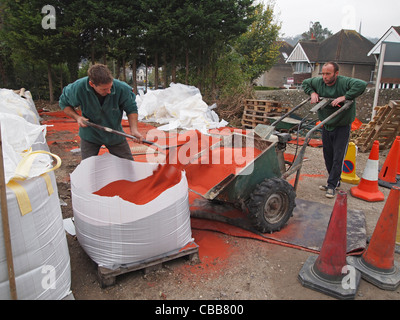 Construction de terrains de tennis en terre battue synthétique - remplissage une brouette de la couche supérieure d'argile prêt à prendre sur cour Banque D'Images