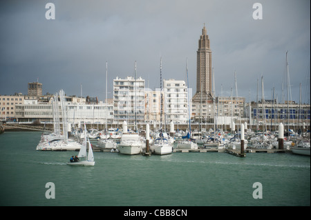 Port de Plaisance, la navigation de plaisance Marina, n Le Havre, reconstruit par Perret avec l'église St-Joseph comme monument Banque D'Images