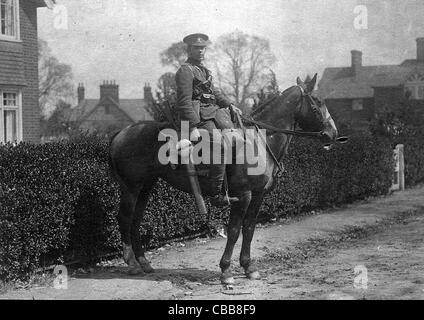 A WW1 British cavalry trooper monté à l'épée et de l'équipement Banque D'Images