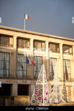 Les arbres de Noël moderne en face de l'hôtel de ville du Havre, Normandie, France Banque D'Images