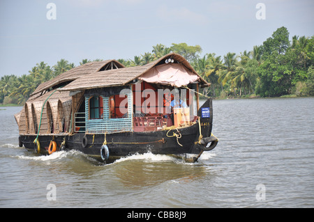Un bateau dans l'eau dormante à Alapuzha, Kerala Banque D'Images