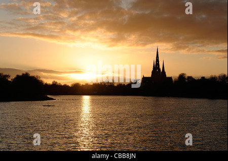 La Cathédrale de Lichfield reflète dans Stowe extérieure au crépuscule Banque D'Images