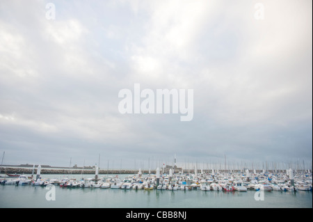 Port de Plaisance, la navigation de plaisance Marina, avec des bateaux de pêche, des yachts et voiliers au Havre, en Normandie Banque D'Images