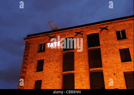 La Tate Liverpool sign at night Banque D'Images