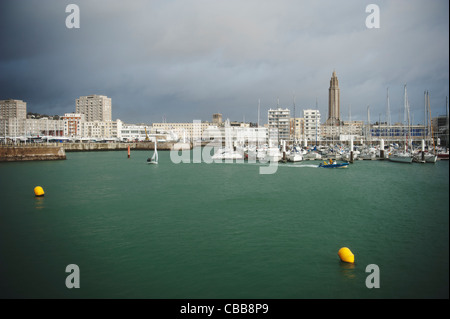 Port de Plaisance, la navigation de plaisance Marina, avec des bateaux de pêche, des yachts et voiliers au Havre, en Normandie Banque D'Images