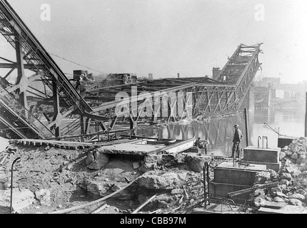 Bombardé Un pont est réparé par les ingénieurs américains lors de l'agression contre l'Allemagne. Europe WW11 Banque D'Images