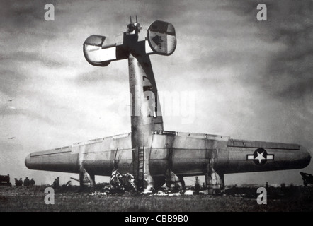 Un bombardier B24 de l'USAAF se trouve queue de haut après un atterrissage en catastrophe. WW11 Banque D'Images