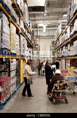 Les gens dans les magasins discount magasin-entrepôt Costco, Lakeside UK Banque D'Images