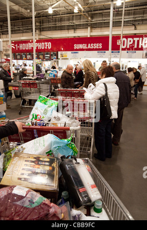 Les gens à la caisses, Costco discount magasin-entrepôt, Lakeside UK Banque D'Images