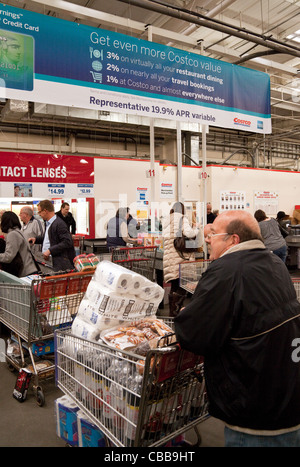 Les gens à la caisses, Costco discount magasin-entrepôt au bord du Lac , Royaume-Uni Banque D'Images