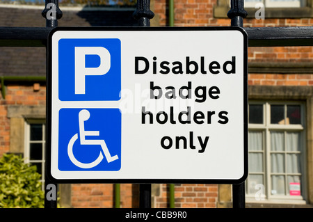 Gros plan du panneau de stationnement restreint pour les détenteurs de badge handicapés uniquement sur la rue Angleterre Royaume-Uni GB Grande-Bretagne Banque D'Images