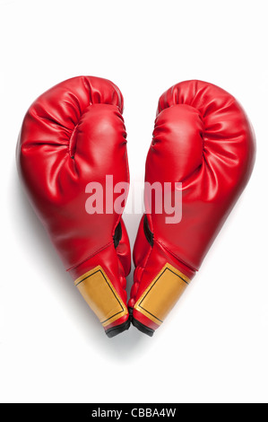 Une paire de gants de boxe rouge en forme de coeur Banque D'Images