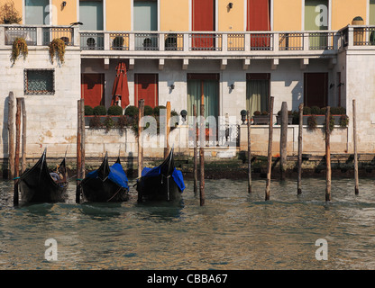 Image d'un trois gondoles garé en face d'une maison vénitienne sur Grand Canal. Banque D'Images