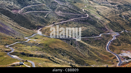 Les routes dans les montagnes des Pyrénées centrale près de Col du Tourmalet (2115m). Banque D'Images