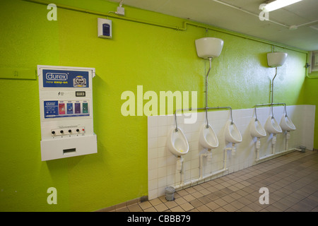 Lignes d'urinoirs dans les toilettes publiques pour hommes Banque D'Images