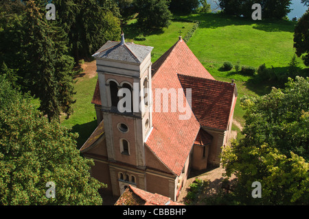 Église à Lagow - petite ville touristique dans l'ouest de la Pologne vu du haut de Zamek Joannitow Tower. Banque D'Images