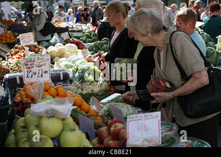 La sélection d'acheteurs de fruits et légumes frais à partir d'un étal du marché occupé sur le marché de Doncaster Banque D'Images