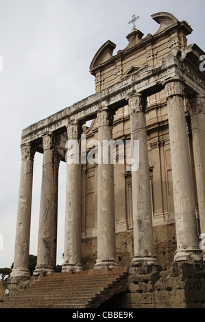 L'Italie. Rome. Temple d'Antonin et Faustine. 141 AD. Forum romain. Banque D'Images