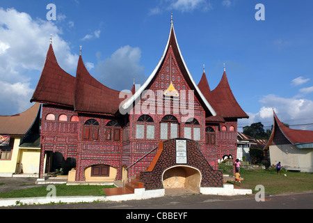 Maison traditionnelle Minangkabau dans Koto Gadang. Bukittinggi, à l'Ouest de Sumatra, Sumatra, Indonésie, Asie du Sud-Est, Asie Banque D'Images