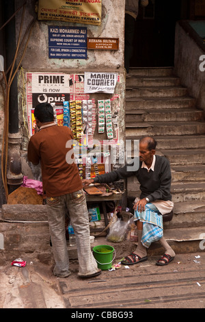 L'Inde, le Bengale occidental, Calcutta, Hastings Street, les hommes au bord de la route près de Haute Cour de décrochage pan Banque D'Images