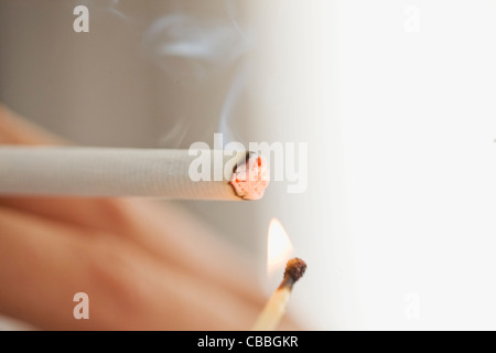 Close up of woman cigarette d'éclairage Banque D'Images