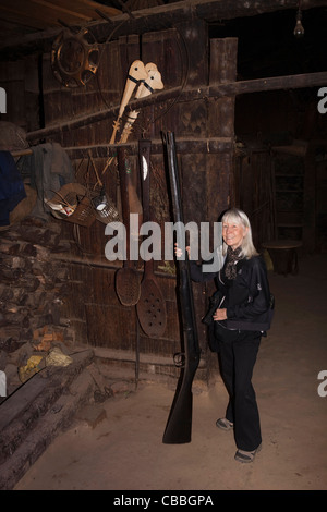 L'Inde, Nagaland, Khonoma, éco-village, touriste holding grand fusil de chasse dans le village de Morung Banque D'Images