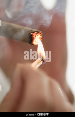 Close up of woman cigarette d'éclairage Banque D'Images