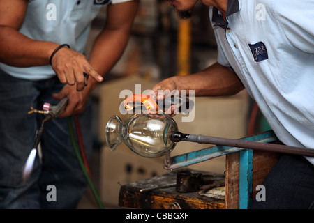 Glassblowing à un studio de cristal. Langkawi, Kedah, Malaisie, Asie du Sud-Est, Asie Banque D'Images