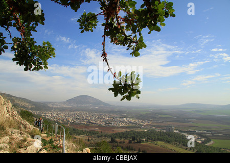 Israël, Basse Galilée, l'Évangile Trail sur le mont précipice overlookink vallée de Jezreel et le Mont Thabor Banque D'Images