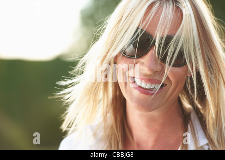 Smiling woman wearing sunglasses Banque D'Images