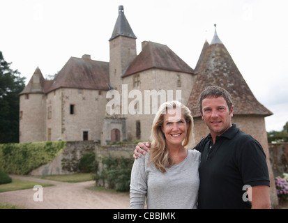 Couple smiling hors château médiéval Banque D'Images