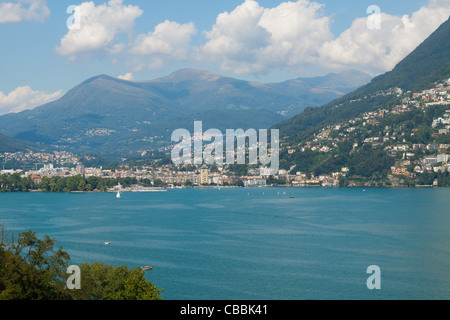 Vue sur Lugano avec le lac bleu à l'avant Banque D'Images