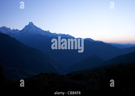 Pentes des parois de la montagne, Machhapuchhare à l'aube, de Tadapani, Région de l'Annapurna, Himalaya, Népal, Asie Banque D'Images