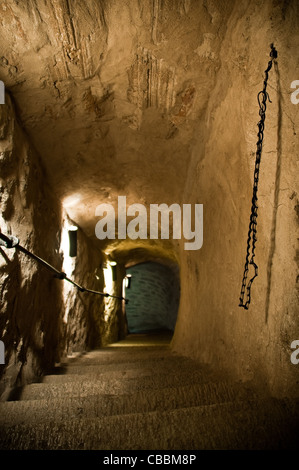 Vieux château tunnel avec escaliers menant à dungeon Banque D'Images