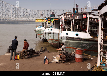 L'Inde, le Bengale occidental, Calcutta, Armenian Ghat, Hooghly river ferries amarrée à l'Howrah crossing Banque D'Images