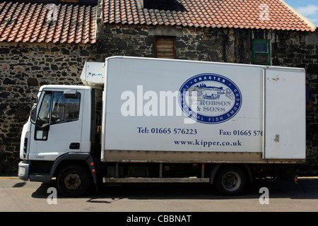 Camion de livraison à l Robsons et fils dans le village de Craster, dans le Northumberland. Banque D'Images