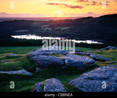 Coucher de soleil sur le réservoir de Burator depuis Sheeps Tor près de Tavistock dans le parc national de Dartmoor, Devon, Angleterre. Banque D'Images