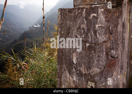 L'Inde, Nagaland, vieux, Khonoma Kharu sculpté en bois traditionnel, d'un protecteur mobile entrée du village Banque D'Images