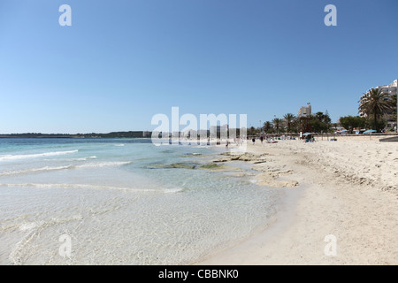 La grande et plage de sable de Cala Millor, sur l'île des Baléares de Majorque, Espagne Banque D'Images