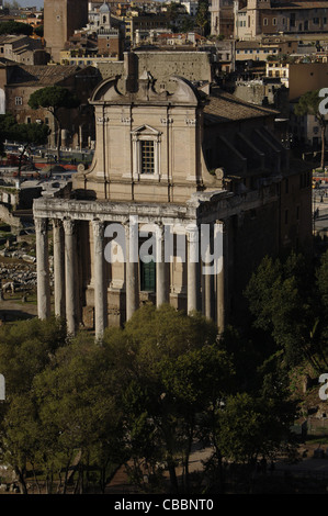 L'Italie. Rome. Temple d'Antonin et Faustine. 141 AD. Forum romain. Banque D'Images