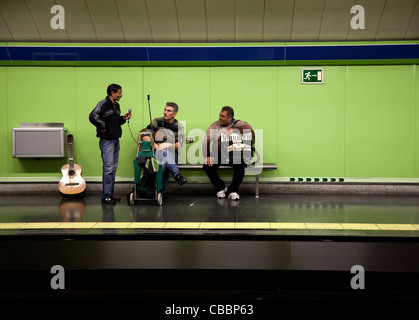 Musiciens en attendant le métro de Madrid, Espagne Banque D'Images